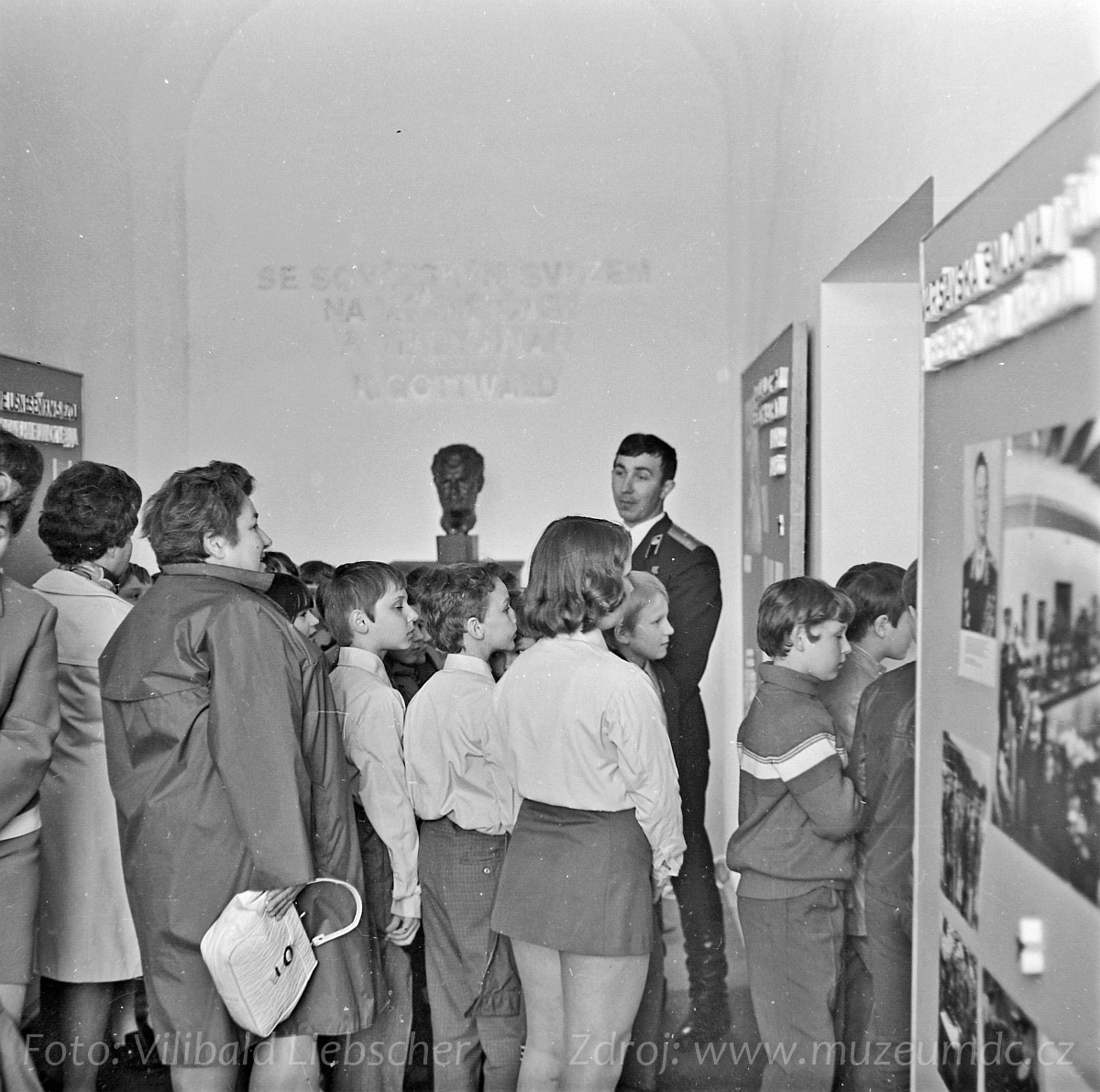 Složení pionýrského slibu na zámku Děčín za účasti sovětských vojáků