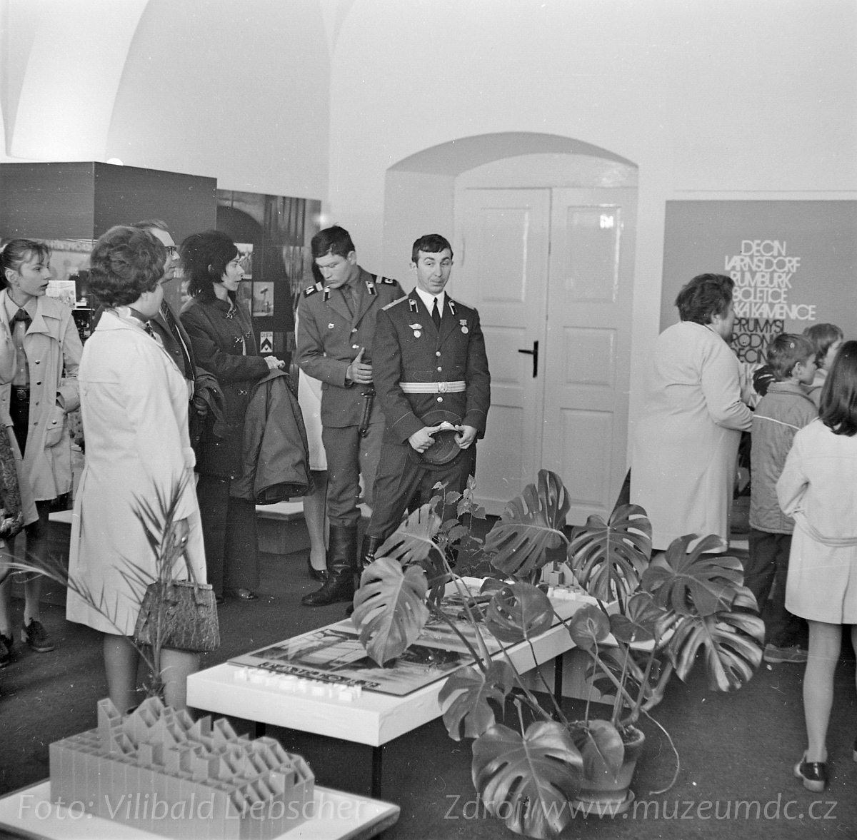 Složení pionýrského slibu na zámku Děčín za účasti sovětských vojáků