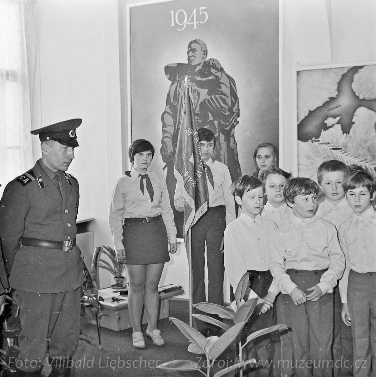 Složení pionýrského slibu na zámku Děčín za účasti sovětských vojáků