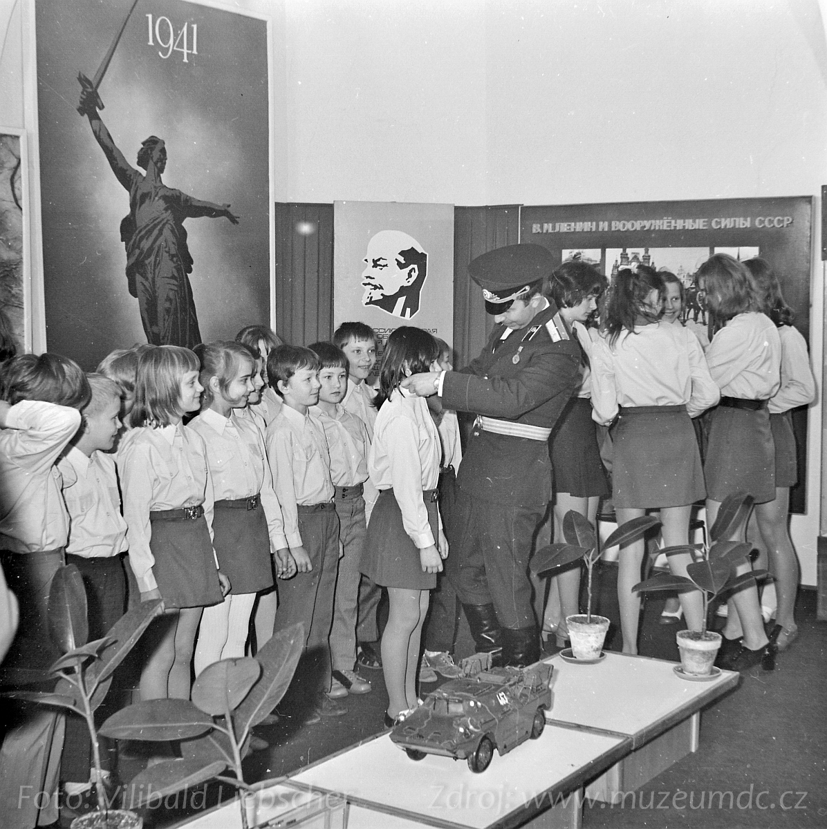 Složení pionýrského slibu na zámku Děčín za účasti sovětských vojáků