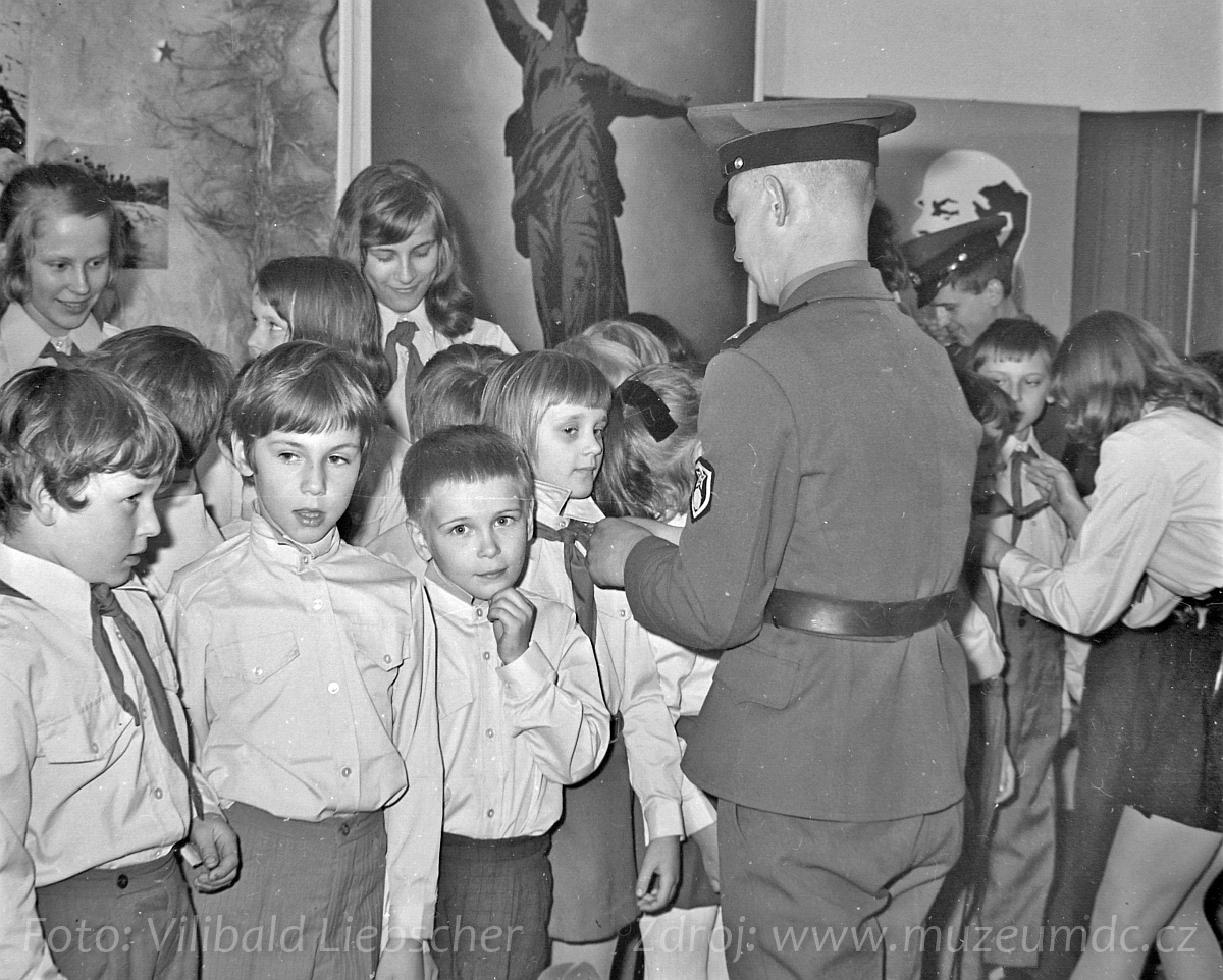 Složení pionýrského slibu na zámku Děčín za účasti sovětských vojáků