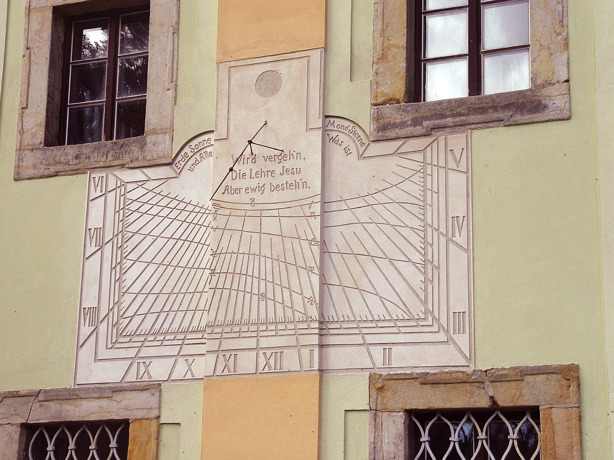 Kerhartice, sluneční hodiny na kostele sv. Máří Magdalény