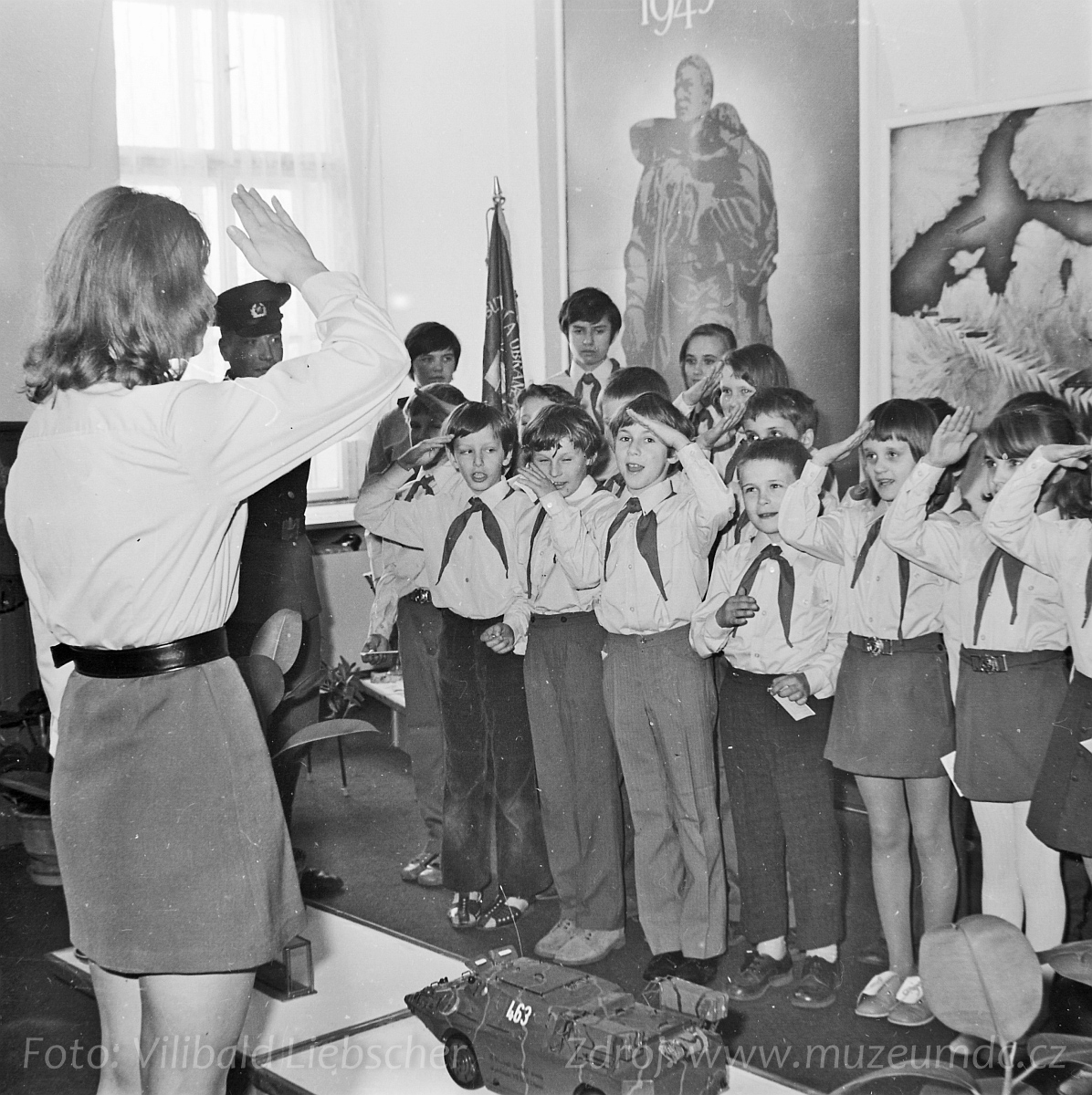 Složení pionýrského slibu na zámku Děčín za účasti sovětských vojáků