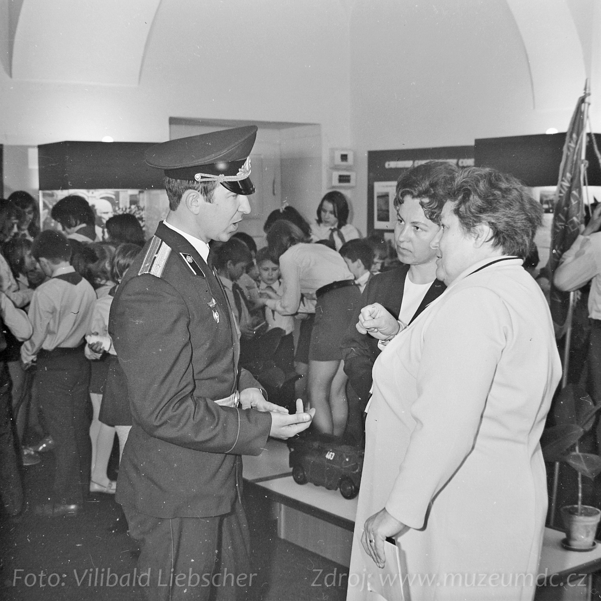 Složení pionýrského slibu na zámku Děčín za účasti sovětských vojáků