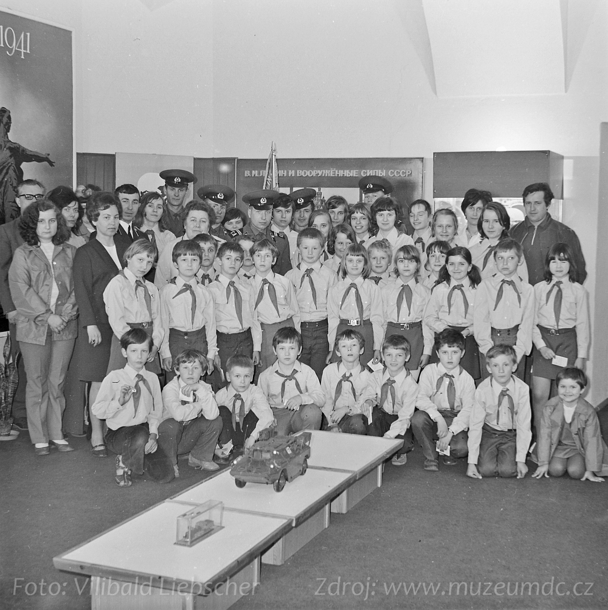 Složení pionýrského slibu na zámku Děčín za účasti sovětských vojáků