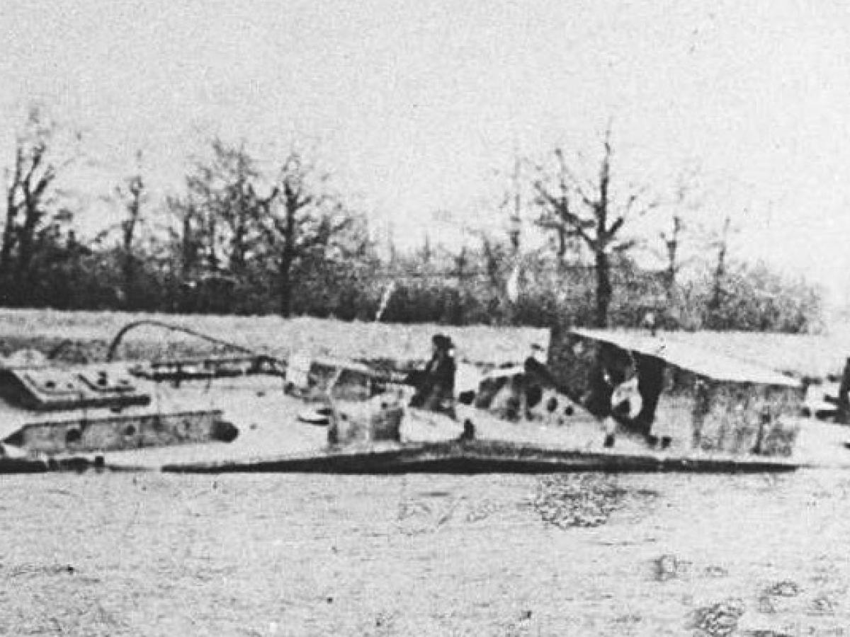 Situaci na Odře reprezentuje snímek zničeného zadokolesového parníku C.W. VIII, zničeného během bojů na počátku roku 1945.
